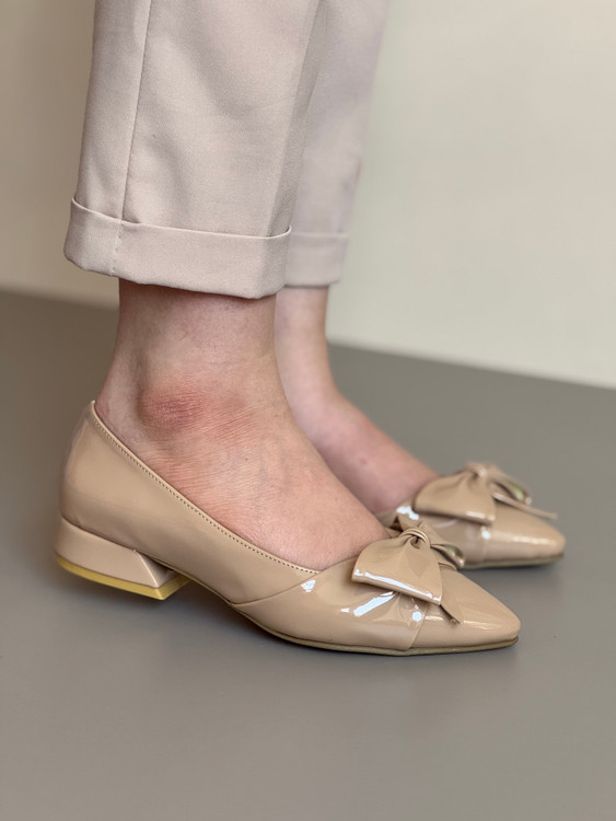 کفش مجلسی پاپیونی پاشنه کوتاه کرم ورنی