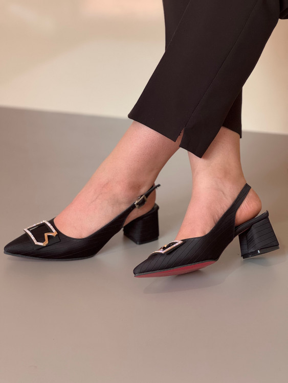 کفش سگکی مشکی زیره قرمز